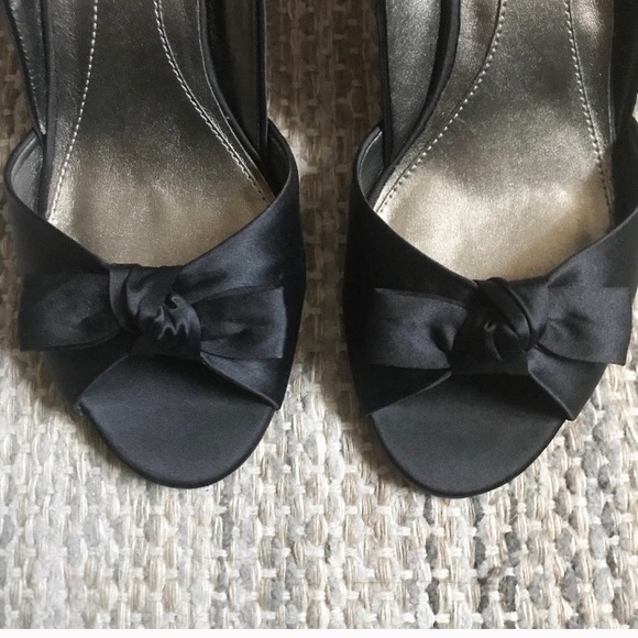 Kenneth Cole Reaction black satin heels - Picture 4 of 6